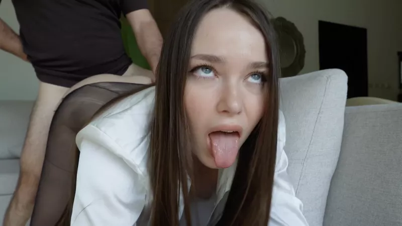 Парень разорвал колготы на девушке и трахнул её в писю