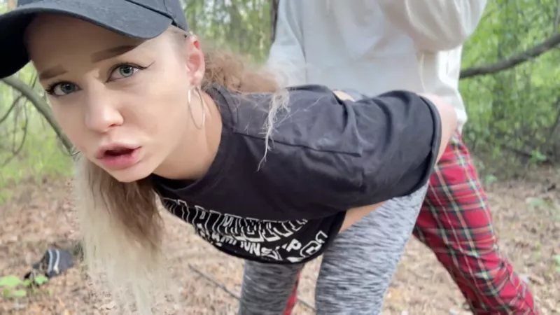 Порно в лесу где парень выебал в писю незнакомую девушку