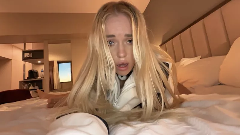 Русский парень трахает в номере отеля сводную сестру