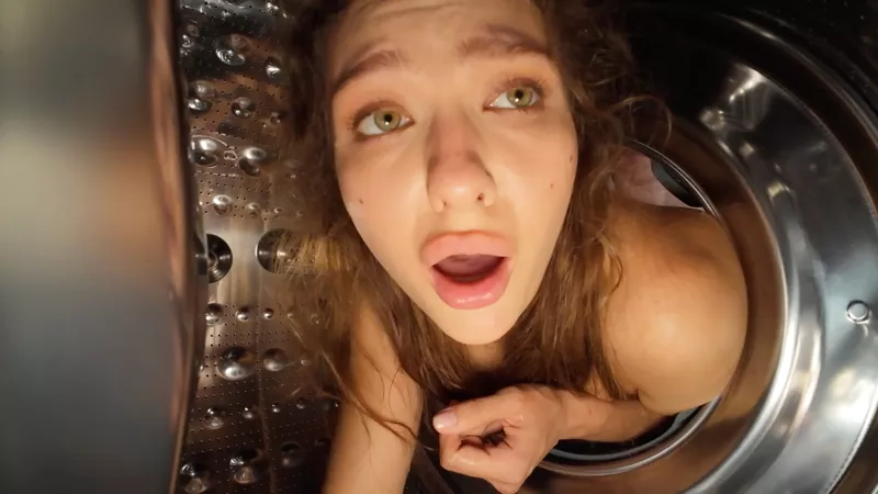 Застрявшая в стиралке девка была трахнута сводным братом